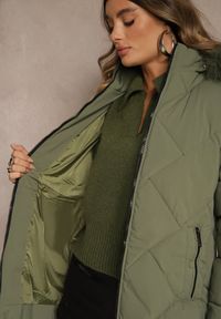 Renee - Ciemnozielona Kurtka z Pikowanymi Przeszyciami i Kapturem z Futrem Guira. Kolor: zielony. Materiał: futro #4