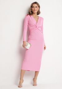 Born2be - Różowa Koktajlowa Sukienka z Kopertowym Dekoltem i Usztywnioną Linią Ramion Ulsedi. Typ kołnierza: dekolt kopertowy. Kolor: różowy. Typ sukienki: kopertowe. Styl: wizytowy #2