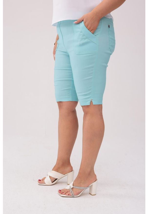 Nasi partnerzy - Komfortowe błękitne spodnie bermudy PLUS SIZE XXL OVERSIZE. Kolekcja: plus size. Kolor: niebieski. Materiał: wiskoza, włókno, elastan, tkanina, poliester. Długość: krótkie