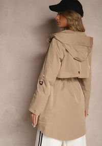 Renee - Jasnobrązowy Płaszcz Kurtka Wiatrówka z Kapturem Arivina. Okazja: na co dzień. Typ kołnierza: kaptur. Kolor: brązowy. Materiał: jeans. Wzór: aplikacja. Styl: casual, elegancki #5