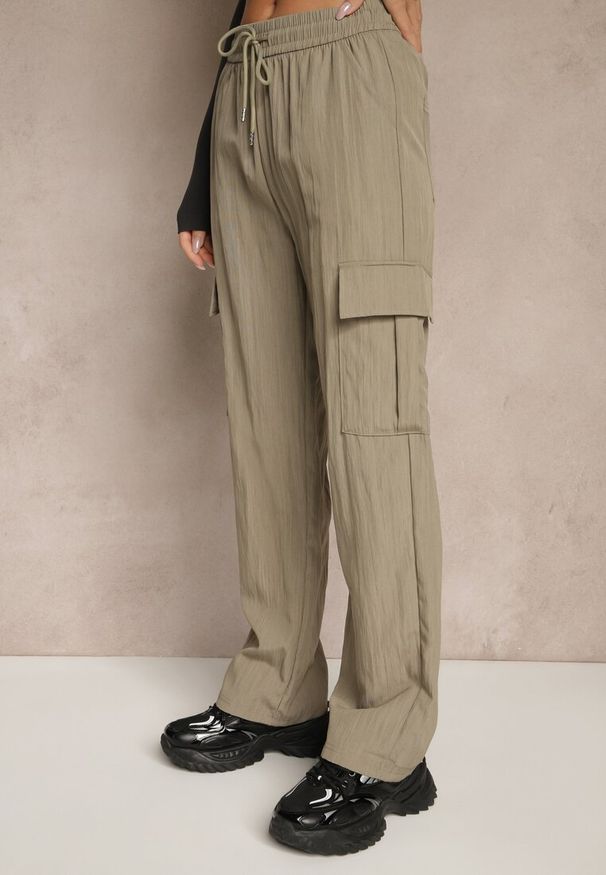 Renee - Zielone Spodnie Cargo z Bawełną o Szerokim Kroju High Waist Mairiora. Okazja: na co dzień. Stan: podwyższony. Kolor: zielony. Materiał: bawełna. Styl: casual