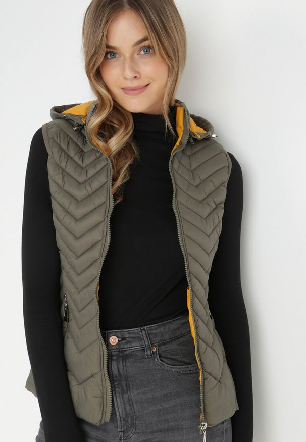 Born2be - Ciemnozielona Kamizelka Pikowana z Kapturem Euphiolea. Typ kołnierza: kaptur. Kolor: zielony. Wzór: geometria, aplikacja. Styl: elegancki