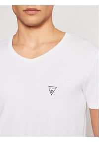 Guess T-Shirt U97M01 JR003 Biały Slim Fit. Kolor: biały. Materiał: bawełna #6