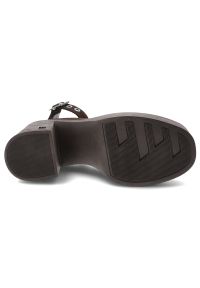 Brązowe Półbuty Karino Welurowe Obuwie Damskie. Okazja: na co dzień. Zapięcie: klamry. Kolor: brązowy. Materiał: welur. Obcas: na obcasie. Styl: casual, retro, vintage, elegancki. Wysokość obcasa: wysoki #6