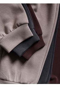 Reserved - Joggery z modalem - brązowy. Kolor: brązowy. Materiał: dzianina