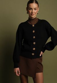Born2be - Czarny Kardigan z Wiskozą z Ozdobnymi Napami i Bufiastymi Rękawami Acallte. Okazja: do pracy. Kolor: czarny. Materiał: wiskoza. Styl: klasyczny, elegancki