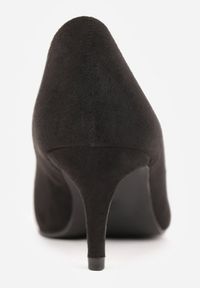 Renee - Czarne Czółenka na Szpilce w Klasycznym Stylu Savora. Okazja: na spotkanie biznesowe. Nosek buta: szpiczasty. Kolor: czarny. Obcas: na szpilce. Styl: klasyczny. Wysokość obcasa: średni #6