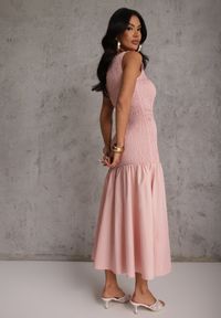 Renee - Różowa Sukienka Drop Waist Bez Rękawów Zdobiona Marszczeniem Natinelle. Kolor: różowy. Materiał: tkanina. Długość rękawa: bez rękawów. Wzór: aplikacja. Sezon: lato. Styl: klasyczny, wizytowy #8