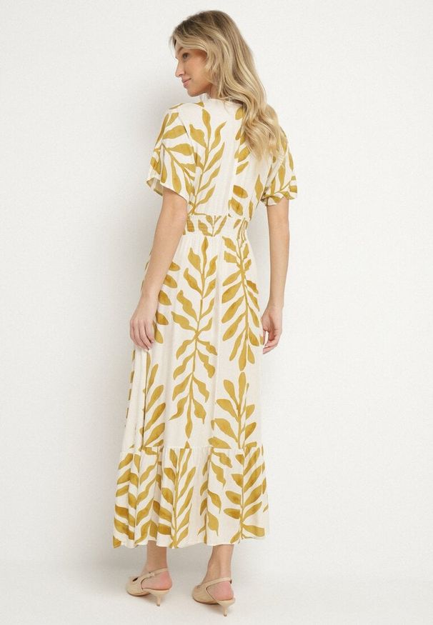 Born2be - Żółta Sukienka z Wiskozy Ozdobiona Liśćmi Erisola. Okazja: na co dzień. Typ kołnierza: dekolt w kształcie V. Kolor: żółty. Materiał: wiskoza. Wzór: aplikacja. Styl: elegancki, casual