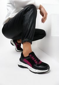 Born2be - Różowe Sneakersy Lilanya. Wysokość cholewki: przed kostkę. Nosek buta: okrągły. Kolor: czarny. Materiał: materiał, futro, skóra. Szerokość cholewki: normalna. Wzór: aplikacja. Obcas: na platformie #1