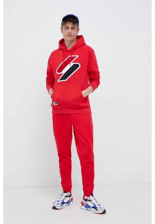 Superdry Spodnie męskie kolor czerwony gładkie. Kolor: czerwony. Materiał: dzianina. Wzór: gładki