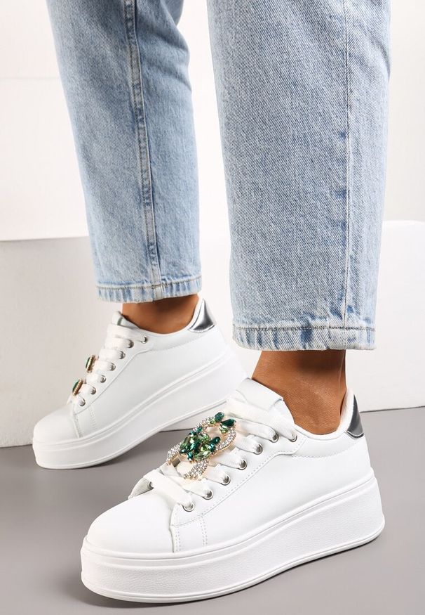 Born2be - Biało-Zielone Sneakersy na Platformie z Odpinanymi Zawieszkami Przy Sznurówkach Harhi. Zapięcie: sznurówki. Kolor: biały. Materiał: bawełna, jeans. Obcas: na platformie