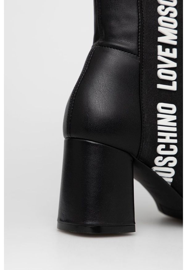 Love Moschino - Kozaki skórzane. Kolor: czarny. Materiał: skóra. Szerokość cholewki: normalna. Obcas: na obcasie. Wysokość obcasa: średni