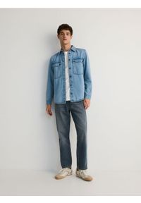 Reserved - Jeansy straight fit - granatowy. Kolor: niebieski