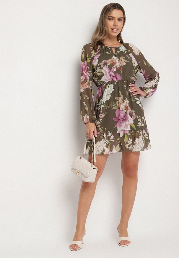 Born2be - Ciemnozielona Sukienka o Rozkloszowanym Kroju w Kwiaty Zeramera. Okazja: na co dzień. Kolor: zielony. Materiał: wiskoza. Długość rękawa: długi rękaw. Wzór: kwiaty. Typ sukienki: rozkloszowane. Styl: casual