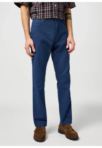 Wrangler - WRANGLER MĘSKIE SPODNIE MATERIAŁOWE WRANGLER GREENSBORO NAVY 112362441. Materiał: materiał
