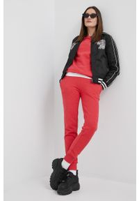 Superdry spodnie dresowe damskie kolor czerwony gładkie. Kolor: czerwony. Materiał: dresówka. Wzór: gładki #2