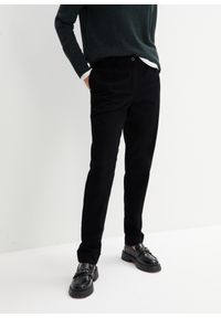bonprix - Spodnie chino ze stretchem, z wygodnym paskiem w talii i wywijanymi nogawkami. Kolor: czarny