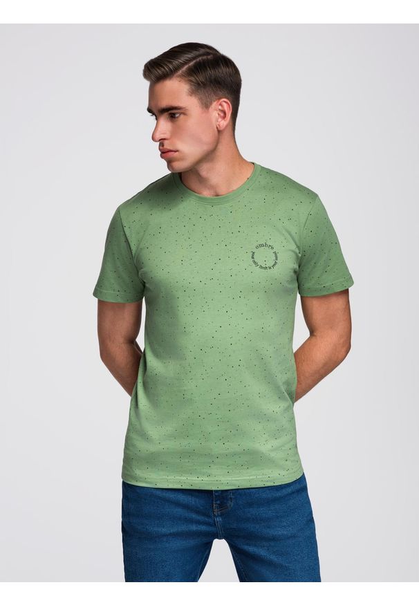 Ombre Clothing - Męski bawełniany t-shirt z nadrukiem i okrągłym dekoltem – zielony V4 - Rozmiar: L. Okazja: na co dzień. Kolor: zielony. Materiał: bawełna. Długość rękawa: krótki rękaw. Długość: krótkie. Wzór: nadruk. Sezon: lato, wiosna. Styl: elegancki, casual