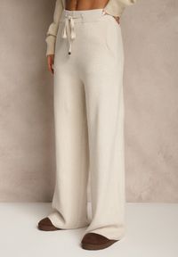 Renee - Jasnobeżowe Szerokie Spodnie Dzianinowe Ozdobione Sznurkami Meretusa. Okazja: do pracy, na co dzień, na spotkanie biznesowe. Stan: podwyższony. Kolor: beżowy. Materiał: dzianina. Wzór: aplikacja. Styl: casual, klasyczny, biznesowy #3