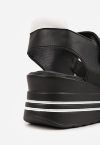 Born2be - Białe Sandały ze Skóry Naturalnej na Koturnie z Metaliczną Ozdobą i Cyrkoniami Charevera. Okazja: na co dzień. Zapięcie: rzepy. Kolor: biały. Materiał: skóra. Wzór: aplikacja. Obcas: na koturnie. Styl: casual, elegancki #6