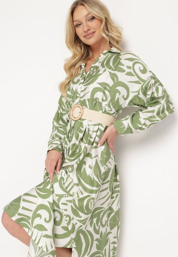 Born2be - Zielona Sukienka Szmizjerka Zapinana na Guziki z Falbanką Lavernia. Okazja: na co dzień, na randkę. Typ kołnierza: dekolt w kształcie V, kołnierz z falbankami. Kolor: zielony. Materiał: materiał, wiskoza, jeans. Długość rękawa: długi rękaw. Typ sukienki: szmizjerki. Styl: klasyczny, casual, elegancki