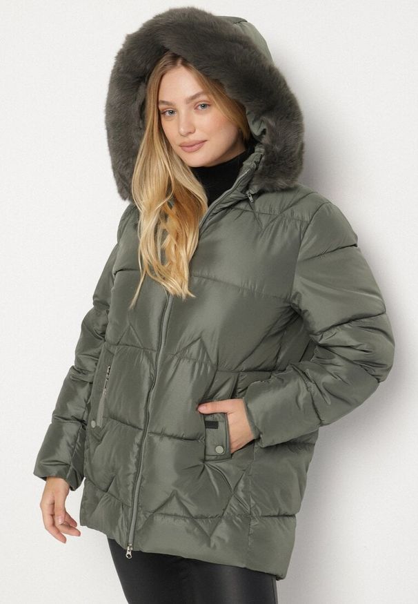 Born2be - Zielona Pikowana Kurtka z Kapturem z Futerkiem Tevea. Okazja: na spacer, do pracy, na spotkanie biznesowe. Typ kołnierza: kaptur. Kolekcja: plus size. Kolor: zielony. Materiał: futro. Styl: elegancki, klasyczny, biznesowy