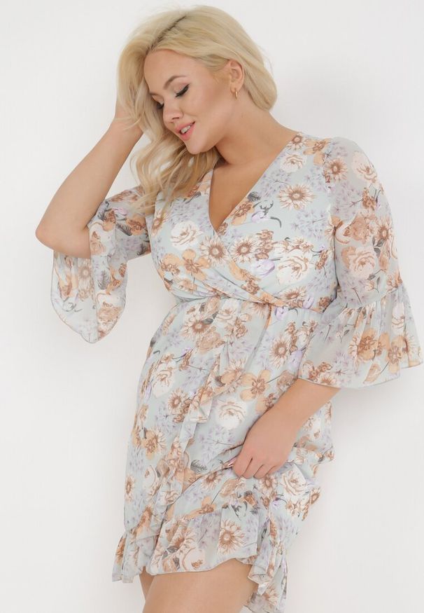 Born2be - Jasnoniebieska Sukienka Sophassa. Okazja: na imprezę. Kolor: niebieski. Wzór: kwiaty, aplikacja. Sezon: lato. Typ sukienki: rozkloszowane, kopertowe. Styl: elegancki