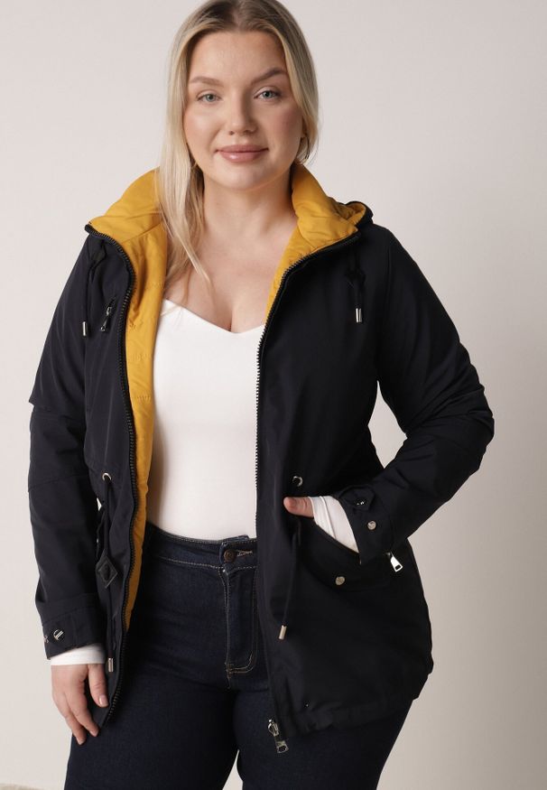 Born2be - Granatowo-Żółta Przejściowa Kurtka Dwustronna o Kroju Parki z Pikowaniem Wewnątrz Zidelle. Typ kołnierza: kaptur. Kolor: niebieski. Materiał: poliester, jeans. Styl: sportowy