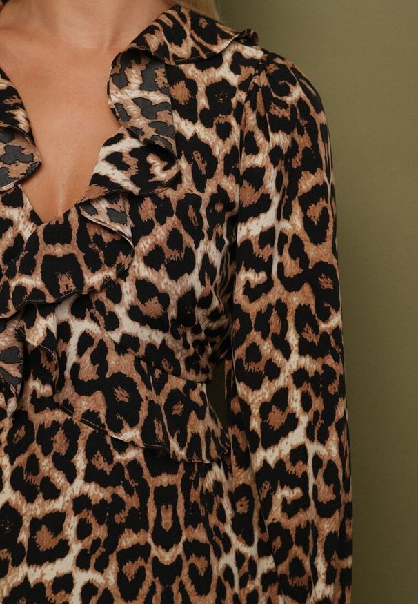 Born2be - Panterkowa Rozkloszowana Sukienka Vices Zdobiona Falbankami Reseva. Okazja: na co dzień. Typ kołnierza: kołnierz z falbankami. Materiał: materiał, jeans. Długość rękawa: długi rękaw. Wzór: aplikacja. Styl: casual