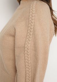 Born2be - Ciemnobeżowy Sweter Półgolf z Wiskozą i Ozdobnym Splotem na Rękawach Sinovira. Kolor: beżowy. Materiał: wiskoza. Wzór: ze splotem. Sezon: zima