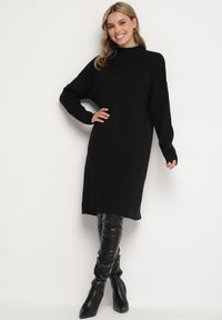 Born2be - Czarna Sweterkowa Sukienka Półgolf z Bawełną i Wełną Pilara. Kolor: czarny. Materiał: wełna, bawełna. Typ sukienki: ołówkowe. Styl: klasyczny, elegancki #4