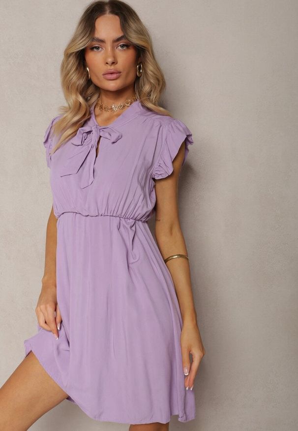 Renee - Fioletowa Sukienka Rozkloszowana z Gumką w Talii i Wiązaniem przy Dekolcie Naque. Okazja: na co dzień. Kolor: fioletowy. Styl: casual