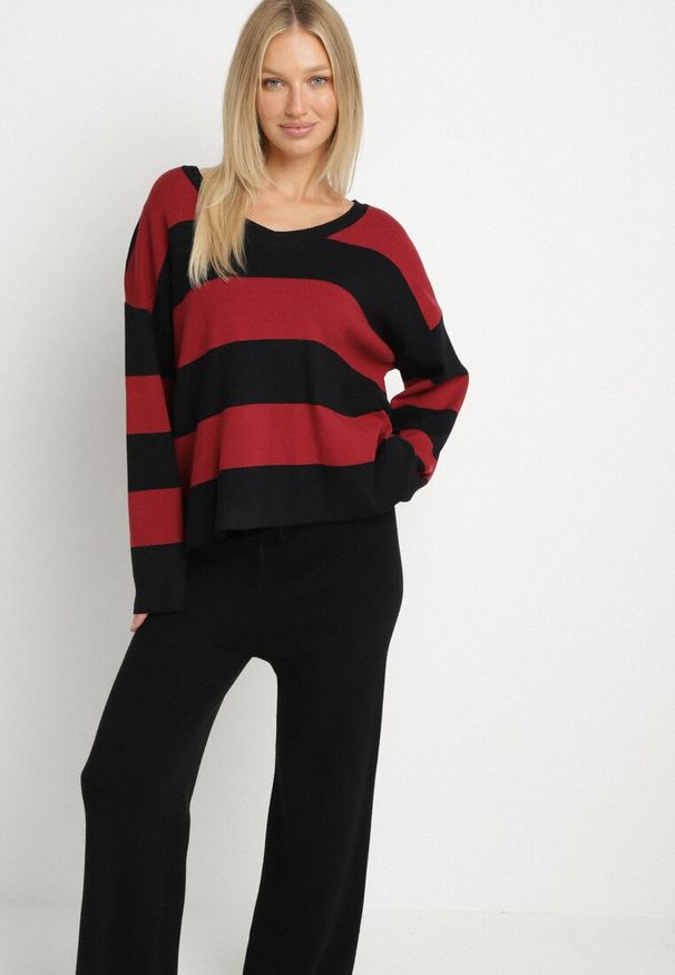 Born2be - Bordowy Dzianinowy Komplet Szerokie Spodnie i Sweter w Paski Falesea. Kolor: czerwony. Materiał: dzianina. Wzór: paski
