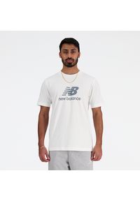 Koszulka męska New Balance MT41502WT – biała. Kolor: biały. Materiał: bawełna, dresówka. Długość rękawa: krótki rękaw. Długość: krótkie. Wzór: nadruk, napisy