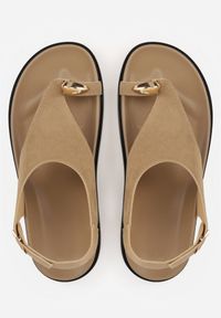 Renee - Ciemnobeżowe Sandały z Ozdobnym Paskiem na Palec i Metalicznymi Ozdobami Brizesh. Okazja: na co dzień. Zapięcie: pasek. Kolor: beżowy. Materiał: len. Wzór: aplikacja. Sezon: lato. Styl: casual #7