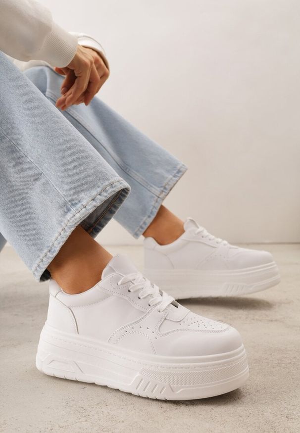 Renee - Białe Sneakersy VICES na Grubej Podeszwie Zdobione Perforacją przy Nosku Riosina. Kolor: biały. Materiał: jeans, koronka. Wzór: aplikacja