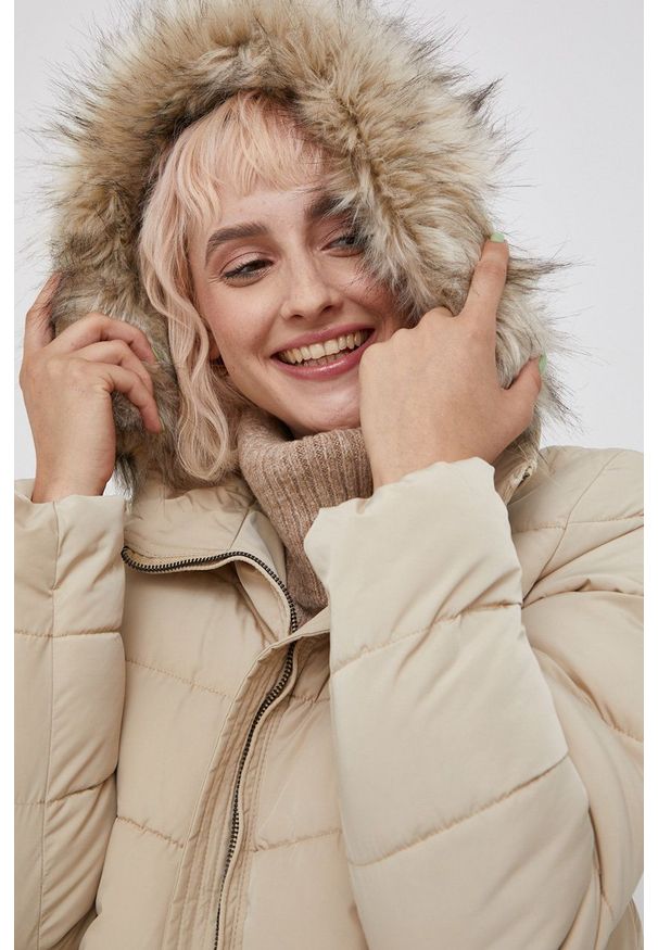 Vero Moda - Kurtka. Kolor: beżowy. Materiał: futro, poliester