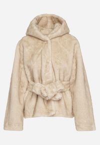 Born2be - Beżowa Kurtka Futerko z Kapturem i Wiązanym Paskiem Zetara. Okazja: na spacer, na co dzień. Typ kołnierza: kaptur. Kolor: beżowy. Materiał: futro. Styl: casual, klasyczny #2