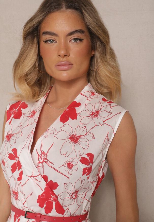Renee - Czerwona Rozkloszowana Sukienka z Bawełny o Kopertowym Kroju z Paskiem z Klamerką Calriz. Okazja: na co dzień, na imprezę. Typ kołnierza: dekolt w serek. Kolor: czerwony. Materiał: bawełna. Typ sukienki: kopertowe. Styl: klasyczny, casual