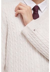 TOMMY HILFIGER - Tommy Hilfiger sweter wełniany damski kolor beżowy lekki. Kolor: beżowy. Materiał: wełna. Długość rękawa: długi rękaw. Długość: długie. Wzór: ze splotem #3
