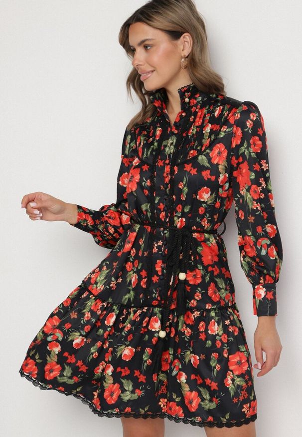 Born2be - Czarna Koszulowa Sukienka ze Stójką i Falbanką Madalyn. Typ kołnierza: kołnierzyk stójkowy. Kolor: czarny. Materiał: koronka. Typ sukienki: koszulowe