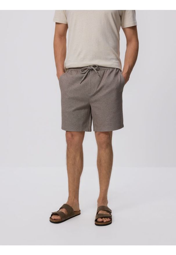 Reserved - Strukturalne szorty regular - bordowy. Kolor: czerwony. Materiał: bawełna, dzianina