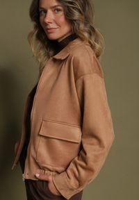 Born2be - Beżowa Kurtka Przejściowa Bomberka z Imitacji Zamszu z Kołnierzykiem Ervila. Okazja: na co dzień. Kolor: beżowy. Materiał: zamsz. Długość: krótkie. Sezon: jesień. Styl: casual #6