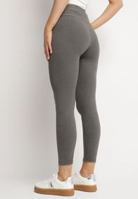 Born2be - Ciemnoszare Legginsy z Wysokim Stanem Ozdobione Aplikacją Batira. Okazja: na co dzień. Stan: podwyższony. Kolor: szary. Długość: długie. Wzór: aplikacja. Styl: casual