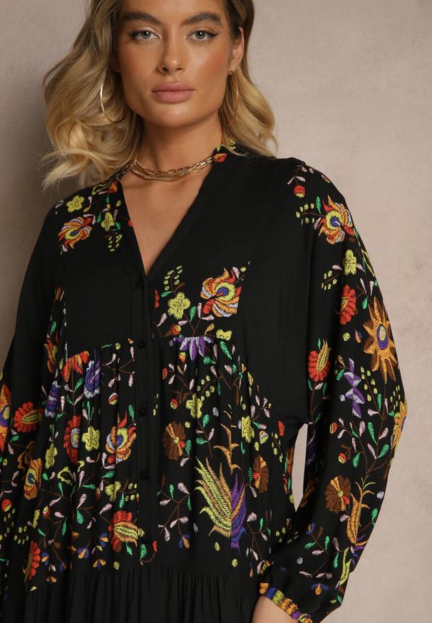 Renee - Czarna Rozkloszowana Sukienka z Wiskozy w Kwiaty Clevea. Okazja: na imprezę, na co dzień. Typ kołnierza: dekolt w kształcie V. Kolor: czarny. Materiał: wiskoza. Wzór: kwiaty. Sezon: lato. Styl: wizytowy, casual