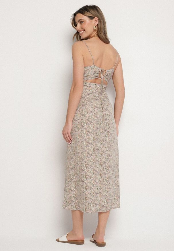 Born2be - Zielona Rozkloszowana Sukienka Ozdobiona Geometrycznym Wzorem Taelissa. Okazja: na co dzień. Kolor: zielony. Wzór: geometria, aplikacja. Sezon: wiosna, lato. Styl: casual, elegancki