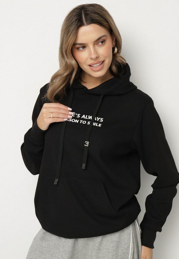 Born2be - Czarna Bluza o Klasycznym Kroju z Kapturem Zdobiona Nadrukiem Sareldi. Okazja: na co dzień. Typ kołnierza: kaptur. Kolor: czarny. Materiał: jeans. Długość rękawa: długi rękaw. Długość: długie. Wzór: aplikacja, nadruk. Styl: klasyczny