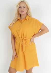 Born2be - Żółta Koszulowa Sukienka z Krótkim Rękawem i Wiązaniem w Pasie Mistie. Kolekcja: plus size. Kolor: żółty. Materiał: materiał. Długość rękawa: krótki rękaw. Wzór: gładki. Sezon: wiosna, lato. Typ sukienki: koszulowe. Długość: midi #1