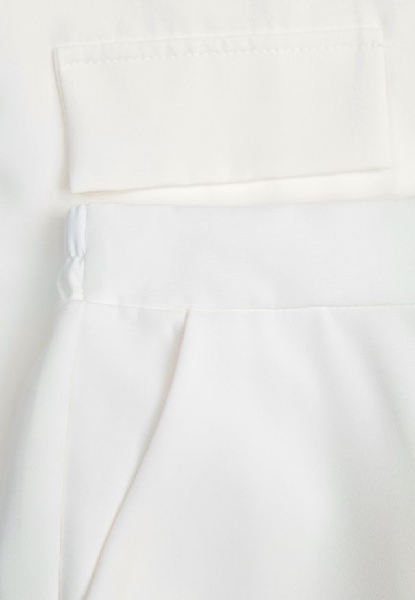 Born2be - Biały Komplet Garniturowy Marynarka z Wiązanym Paskiem i Spodnie Falloria. Kolor: biały